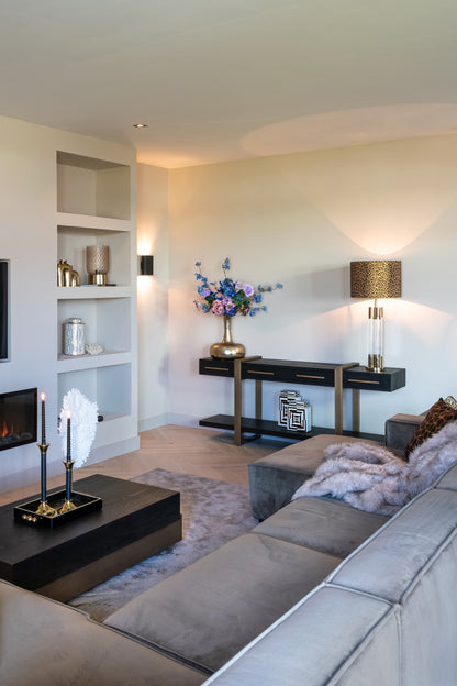 Dressoir Cambon bruin eikenhout in een interieur