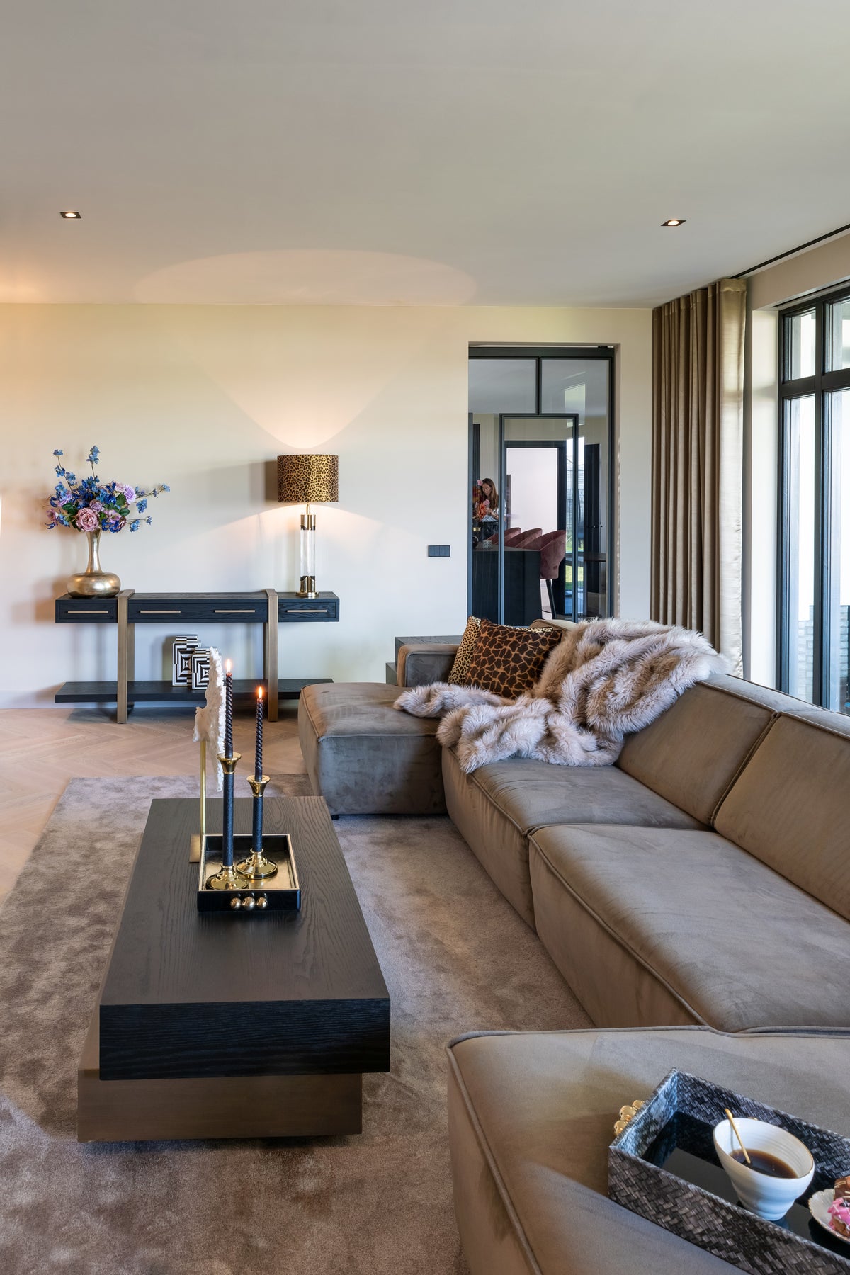 Dressoir Cambon bruin eikenhout in een interieur