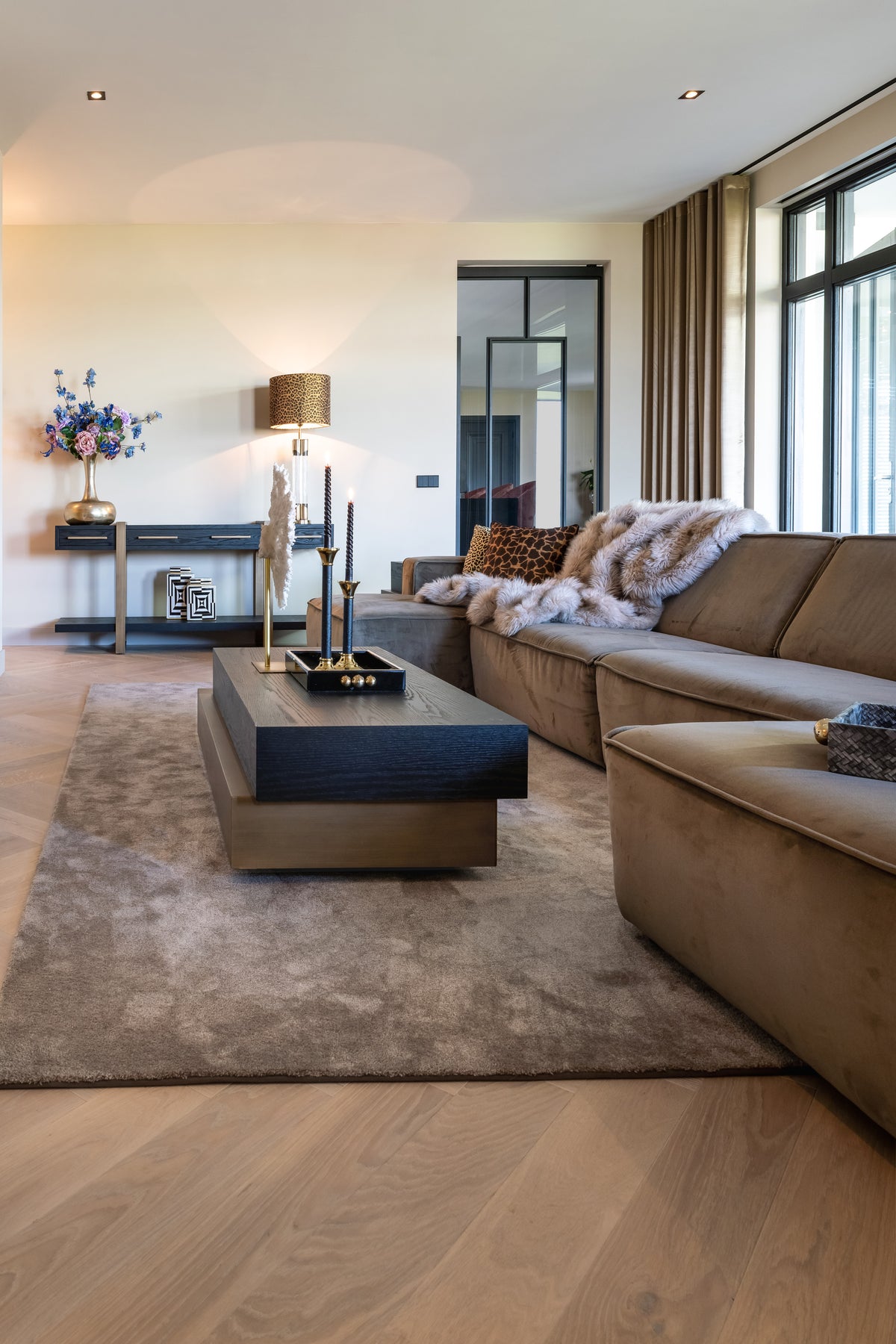 Dressoir Cambon bruin eikenhout in een interieur