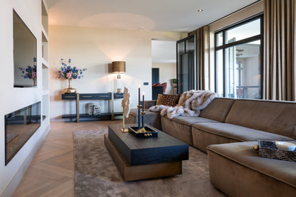 Salontafel Cambon bruin eikenhout in een interieur