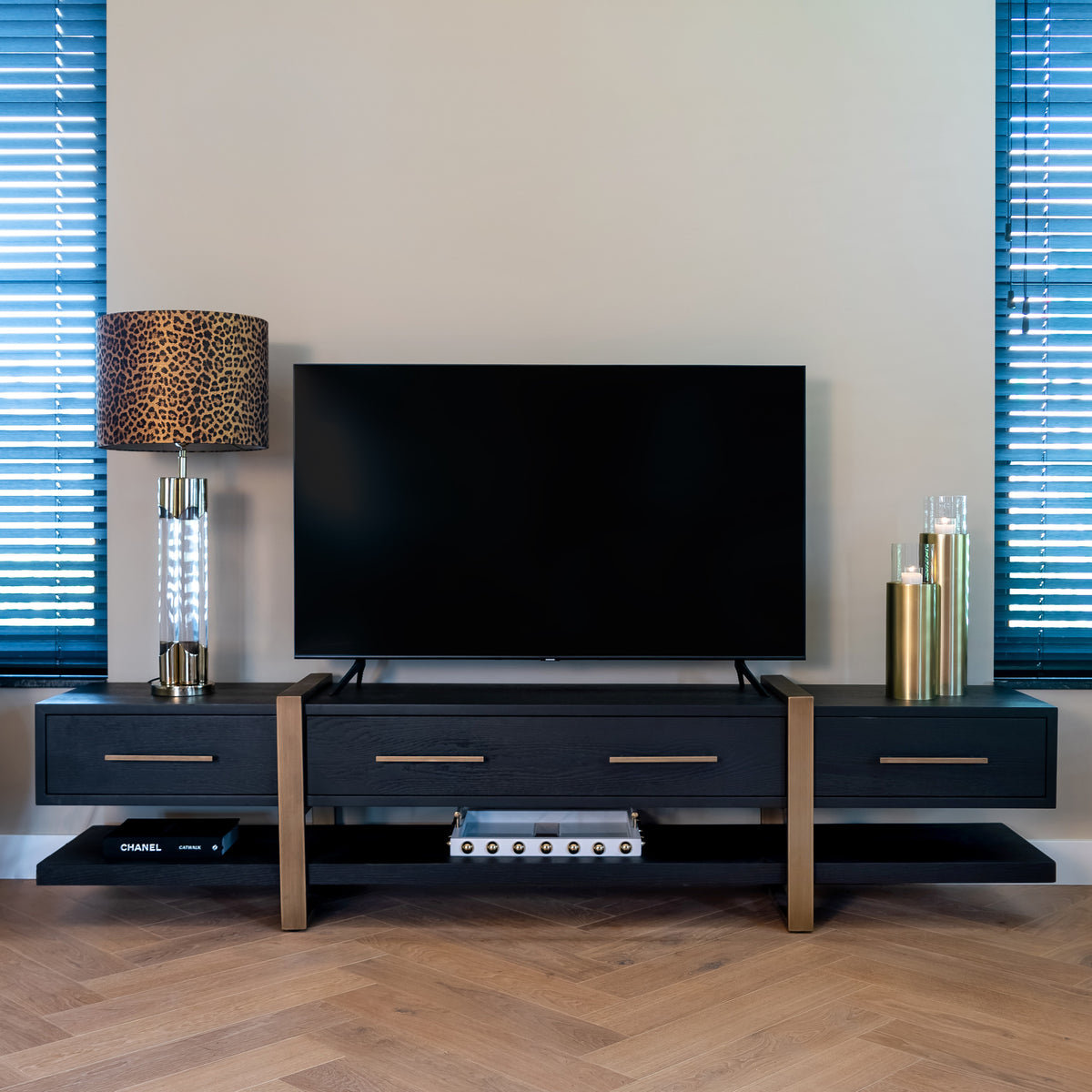 TV-Meubel Cambon bruin eikenhout, vooraanzicht in een interieur