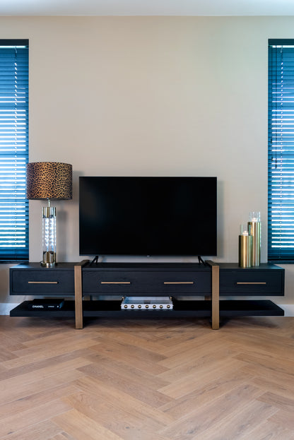TV-Meubel Cambon bruin eikenhout, vooraanzicht in een interieur