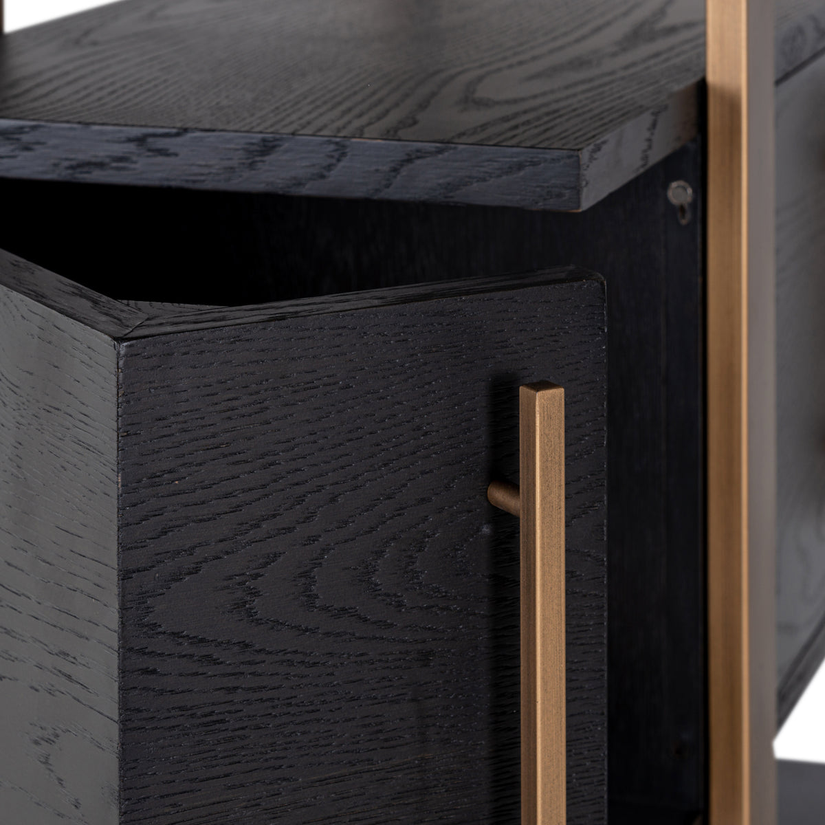 Wandkast Cambon bruin eikenhout, detail van het materiaal