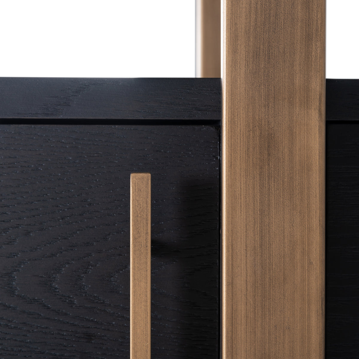 Wandkast Cambon bruin eikenhout, detail van het materiaal
