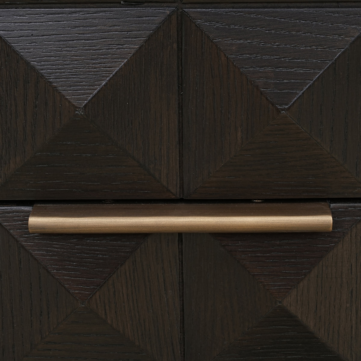 Nachtkast Claremont bruin eikenhout, detail van het materiaal