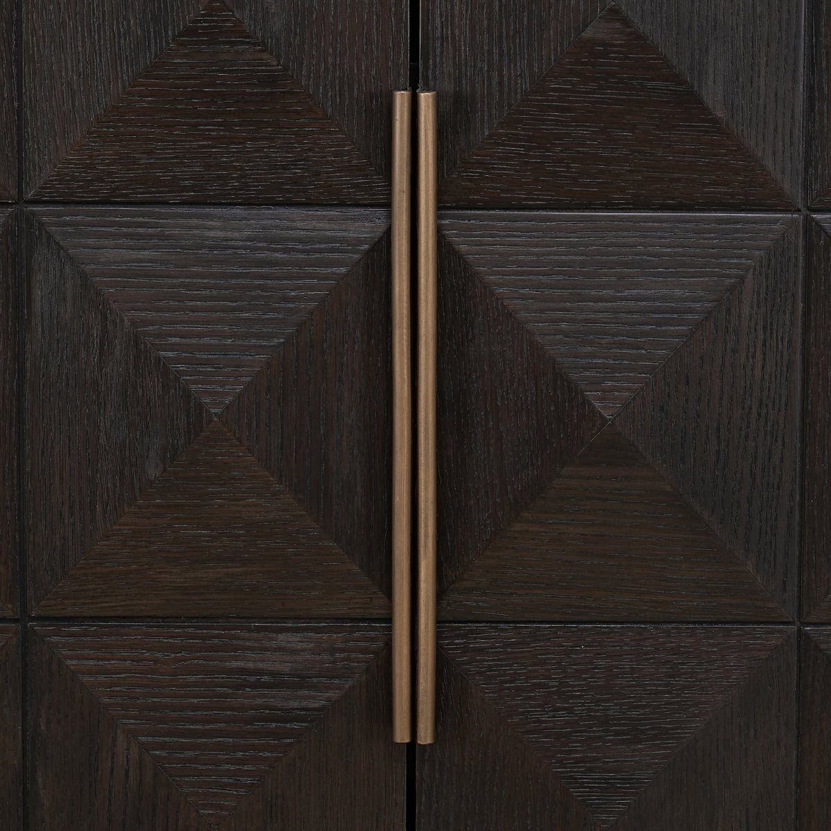 Opbergkast Claremont bruin eikenhout, detail van het materiaal