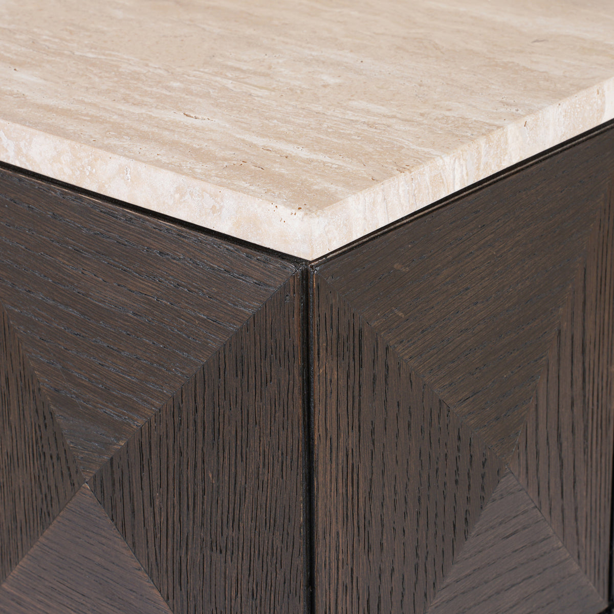 Woonaccessoire Claremont bruin eikenhout, detail van het materiaal