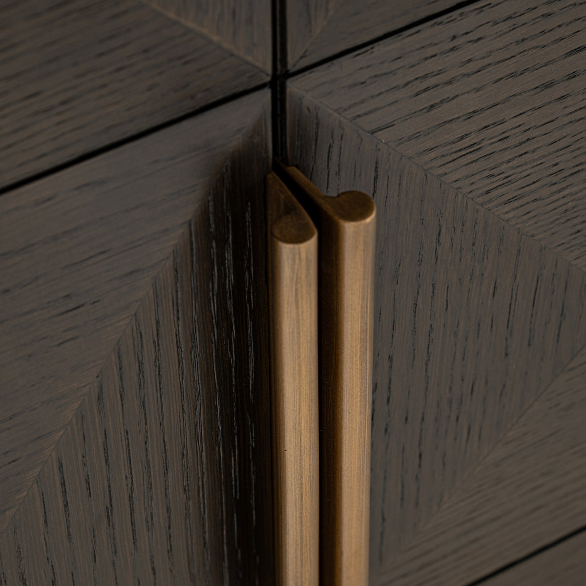 Dressoir Claremont bruin travertin 225 cm, detail van het materiaal