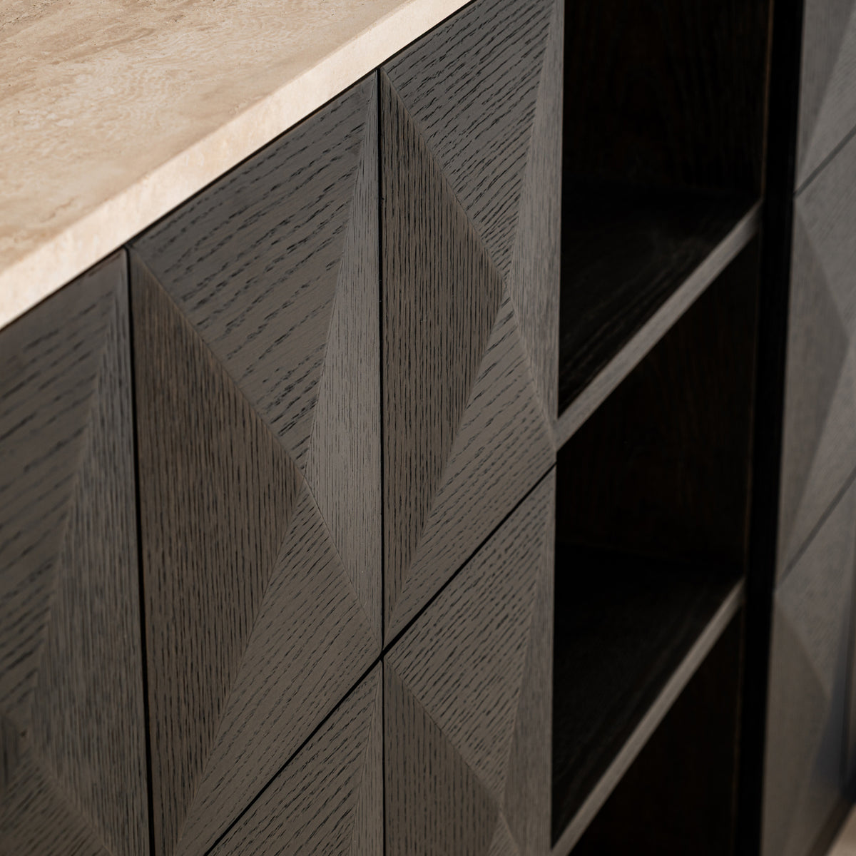 Dressoir Claremont bruin travertin 225 cm, detail van het materiaal