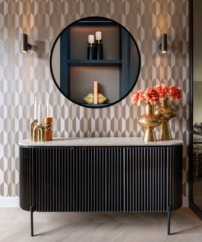 Dressoir Hampton zwart travertin, vooraanzicht in een interieur