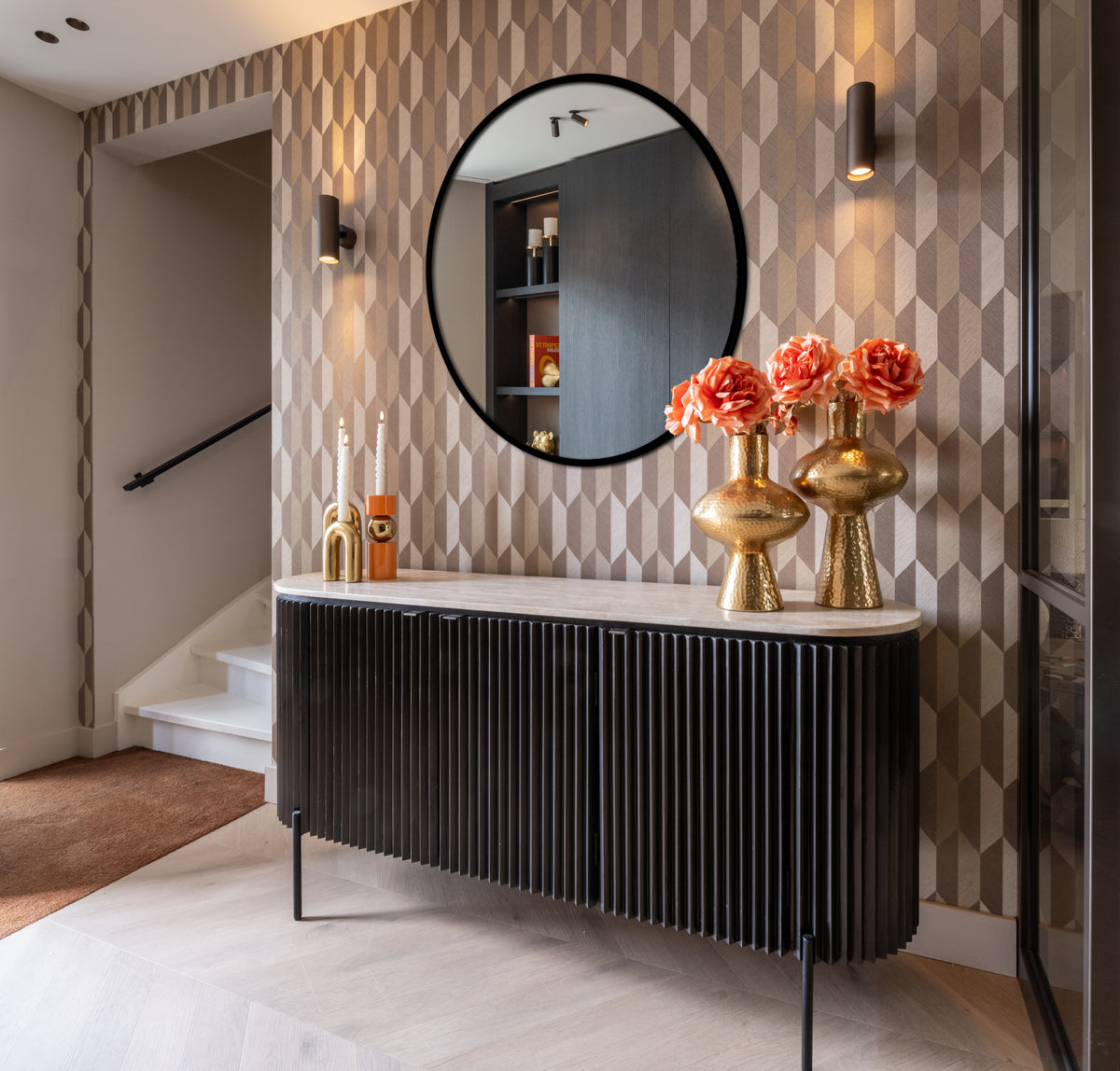 Dressoir Hampton zwart travertin, vooraanzicht in een interieur