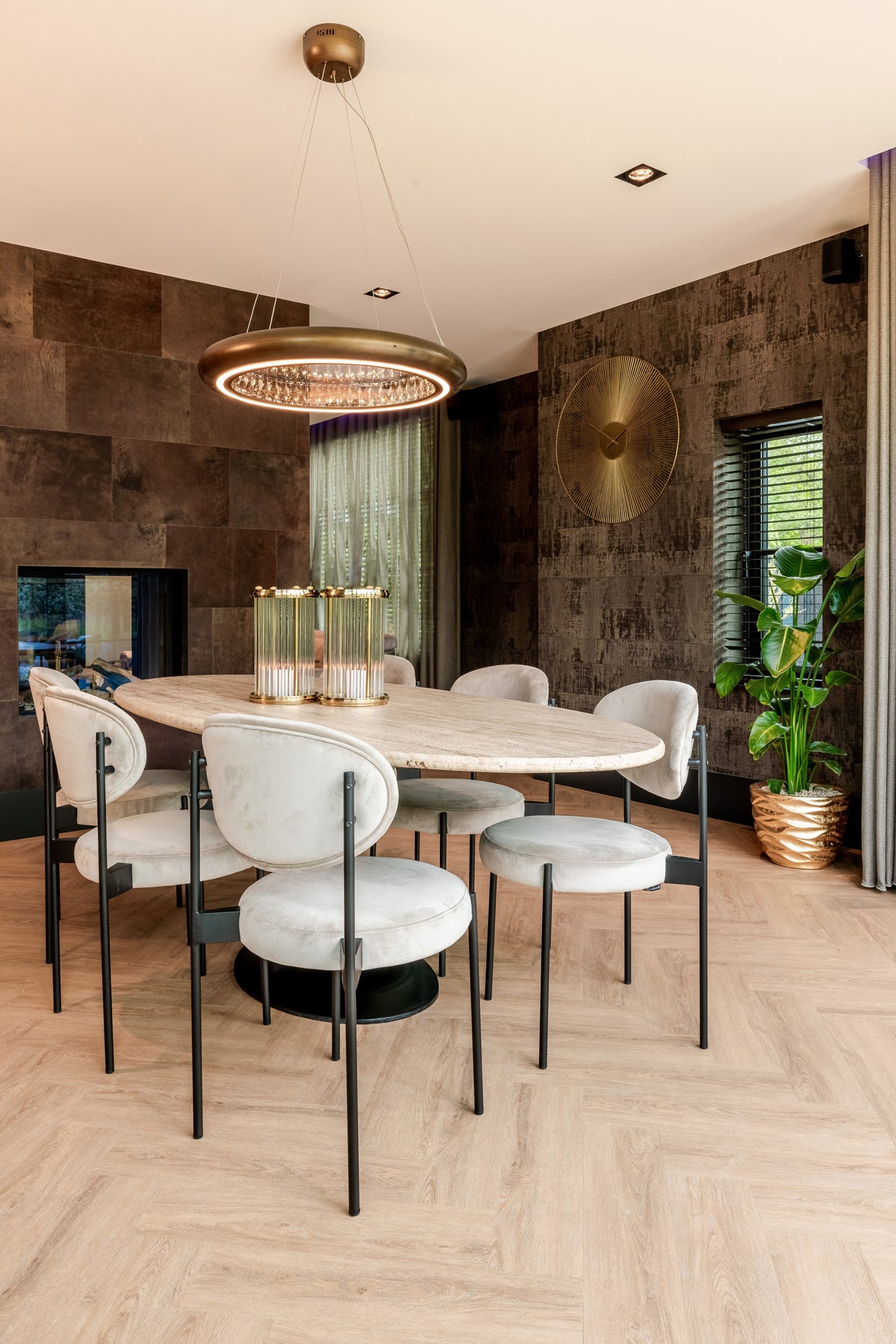 Eettafel Hampton ovaal travertin in een interieur