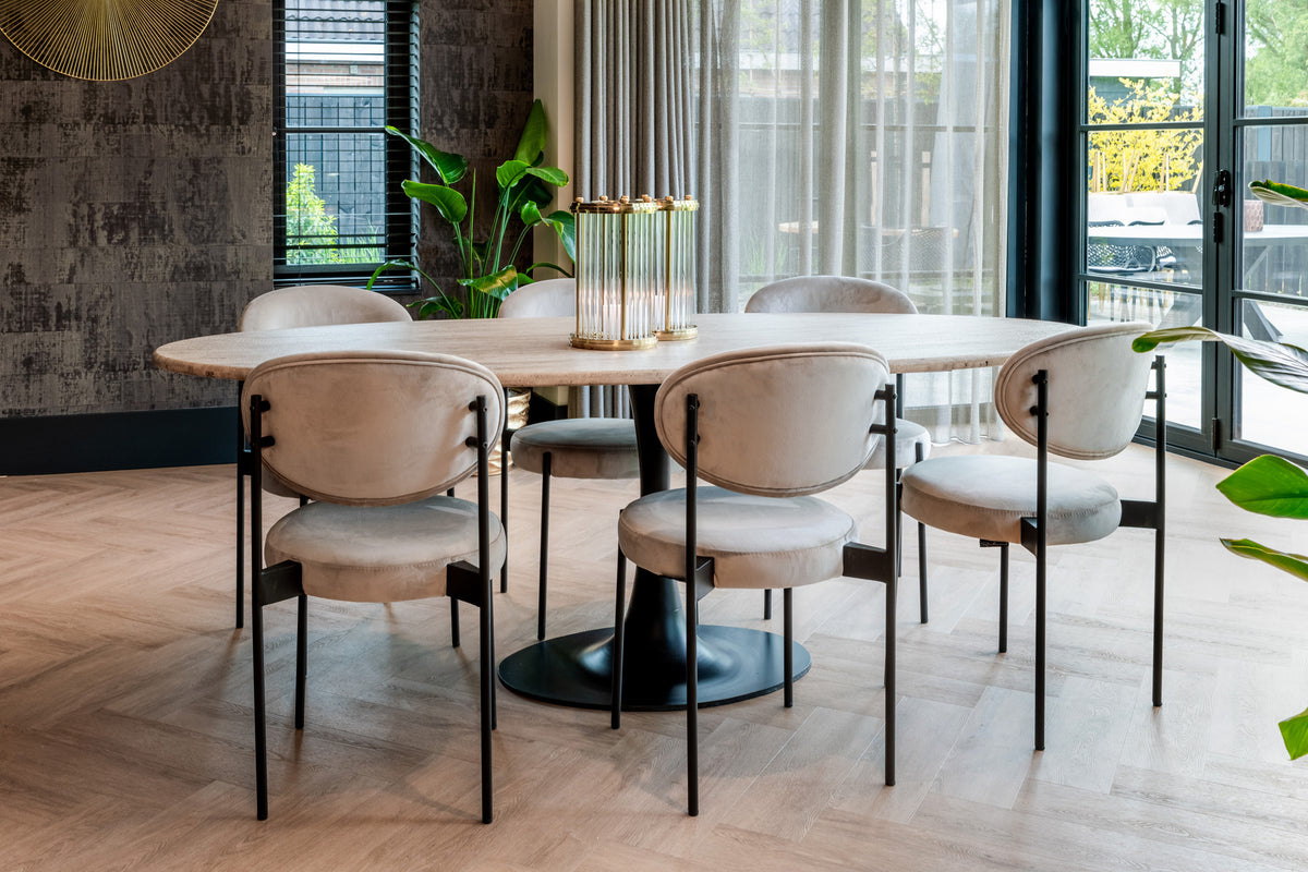 Eettafel Hampton ovaal travertin in een interieur