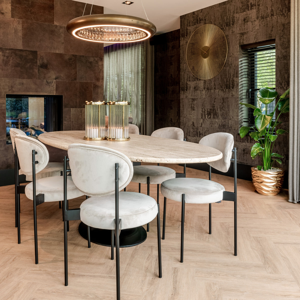 Eettafel Hampton ovaal travertin in een interieur