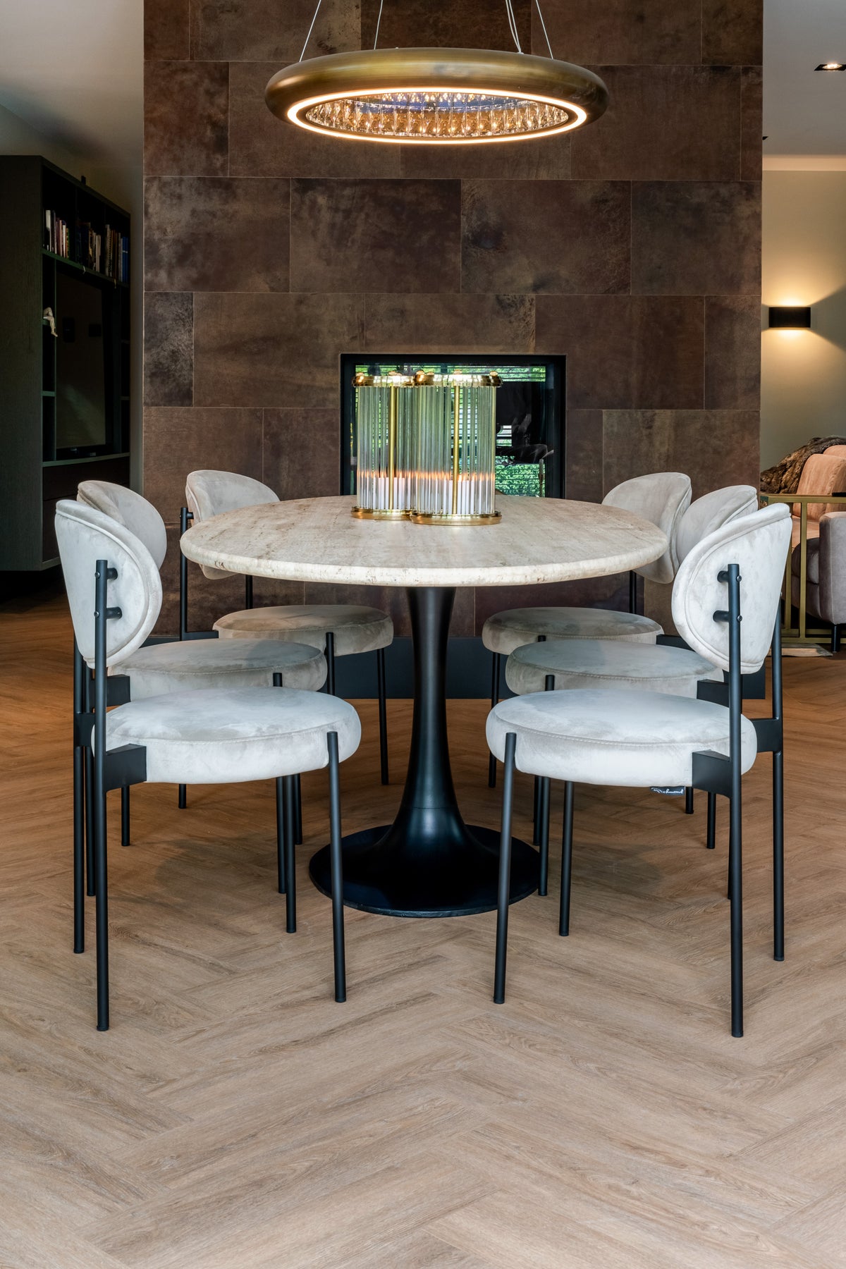 Eettafel Hampton ovaal travertin in een interieur