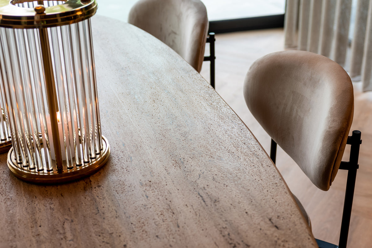 Eettafel Hampton ovaal travertin, detail van het materiaal