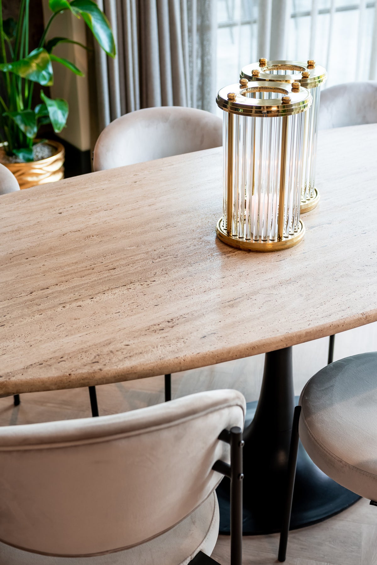 Eettafel Hampton ovaal travertin, detail van het materiaal