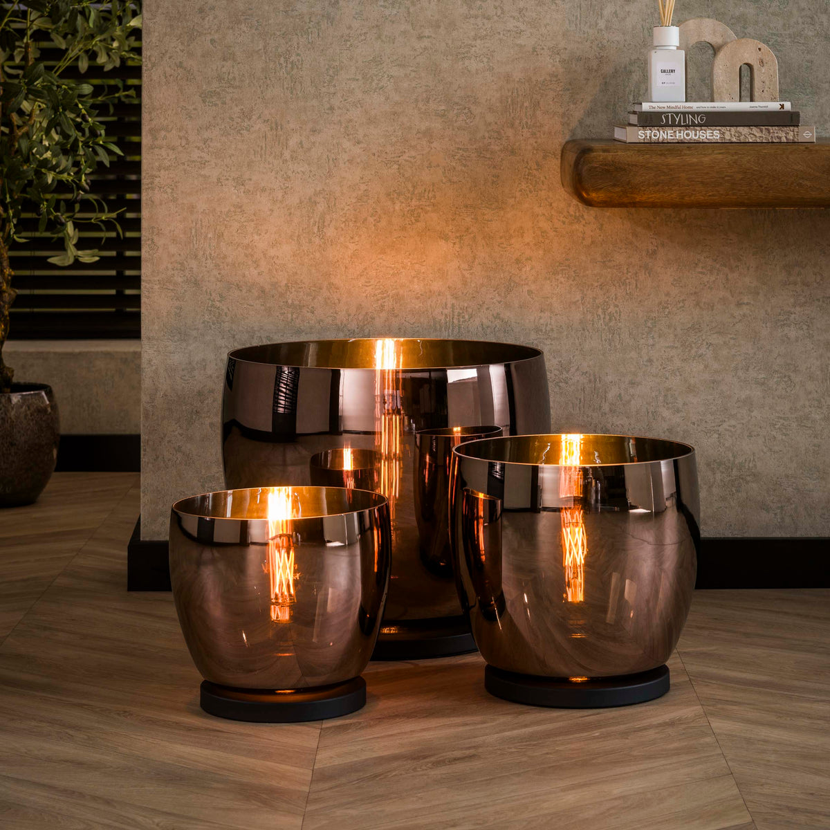 Vloerlamp Blair glas koper, vooraanzicht in een interieur