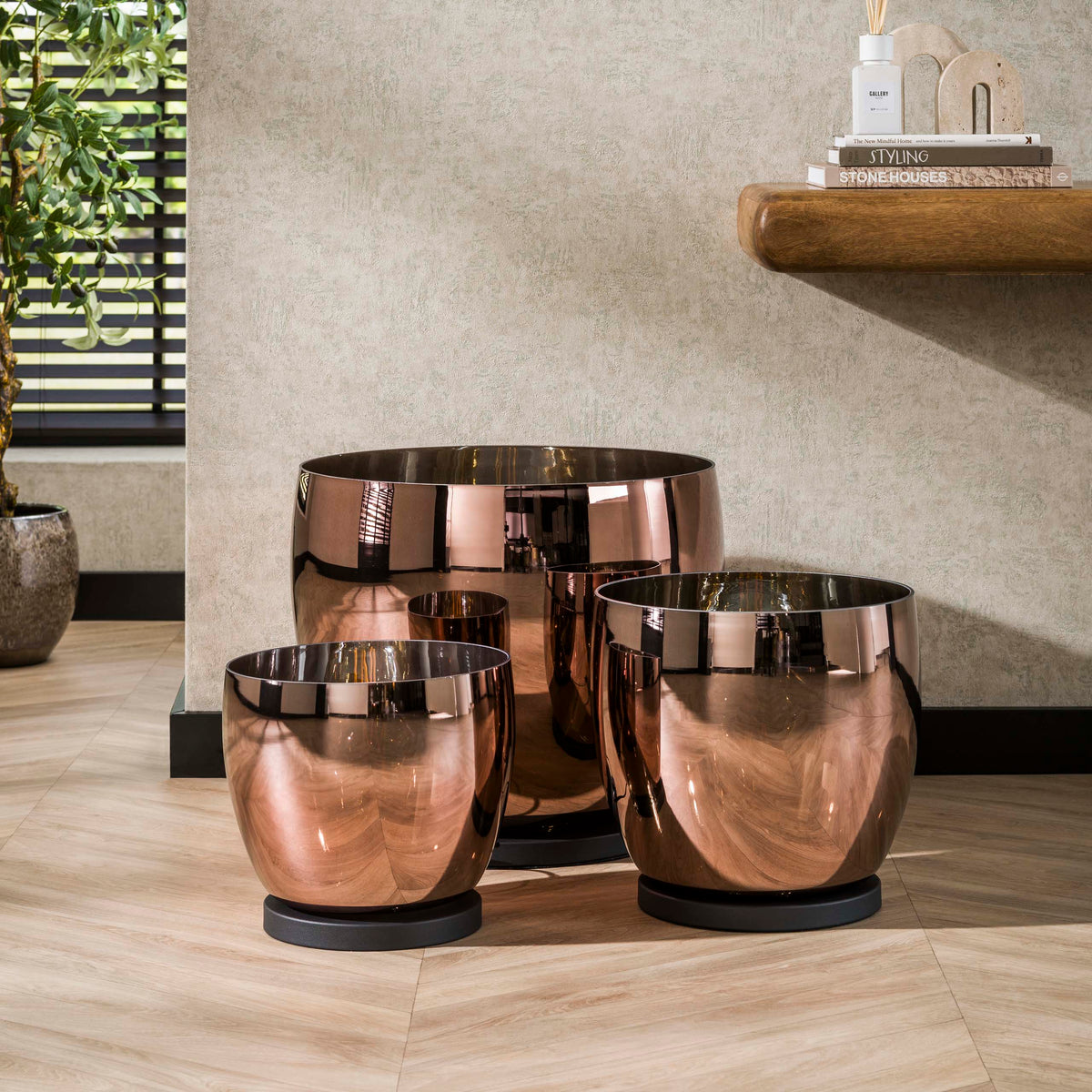 Vloerlamp Blair glas koper, vooraanzicht in een interieur