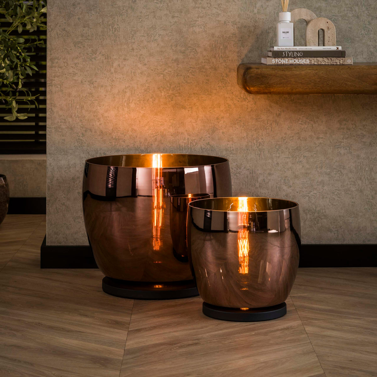 Vloerlamp Blair glas koper, vooraanzicht in een interieur