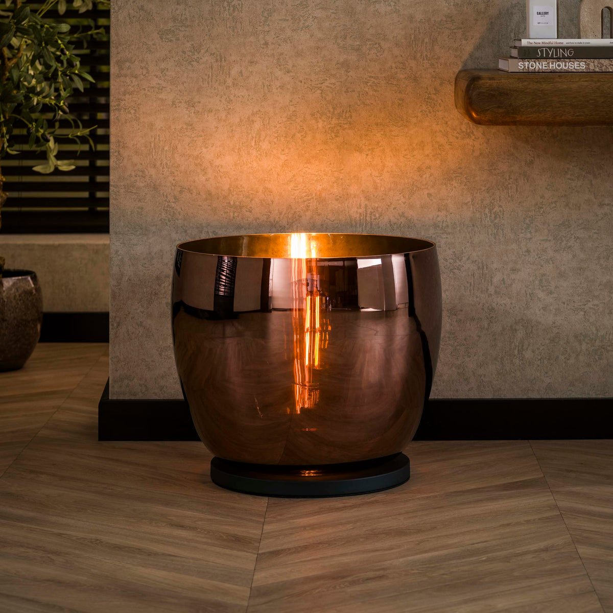 Vloerlamp Blair glas koper, vooraanzicht in een interieur