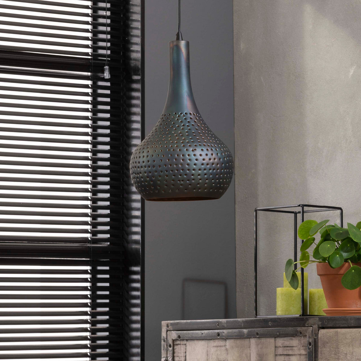 Hanglamp Industry Kegel zwart bruin, vooraanzicht in een interieur
