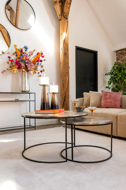 Salontafel Asher Set champagne goud aluminium, schuin vooraanzicht in een interieur