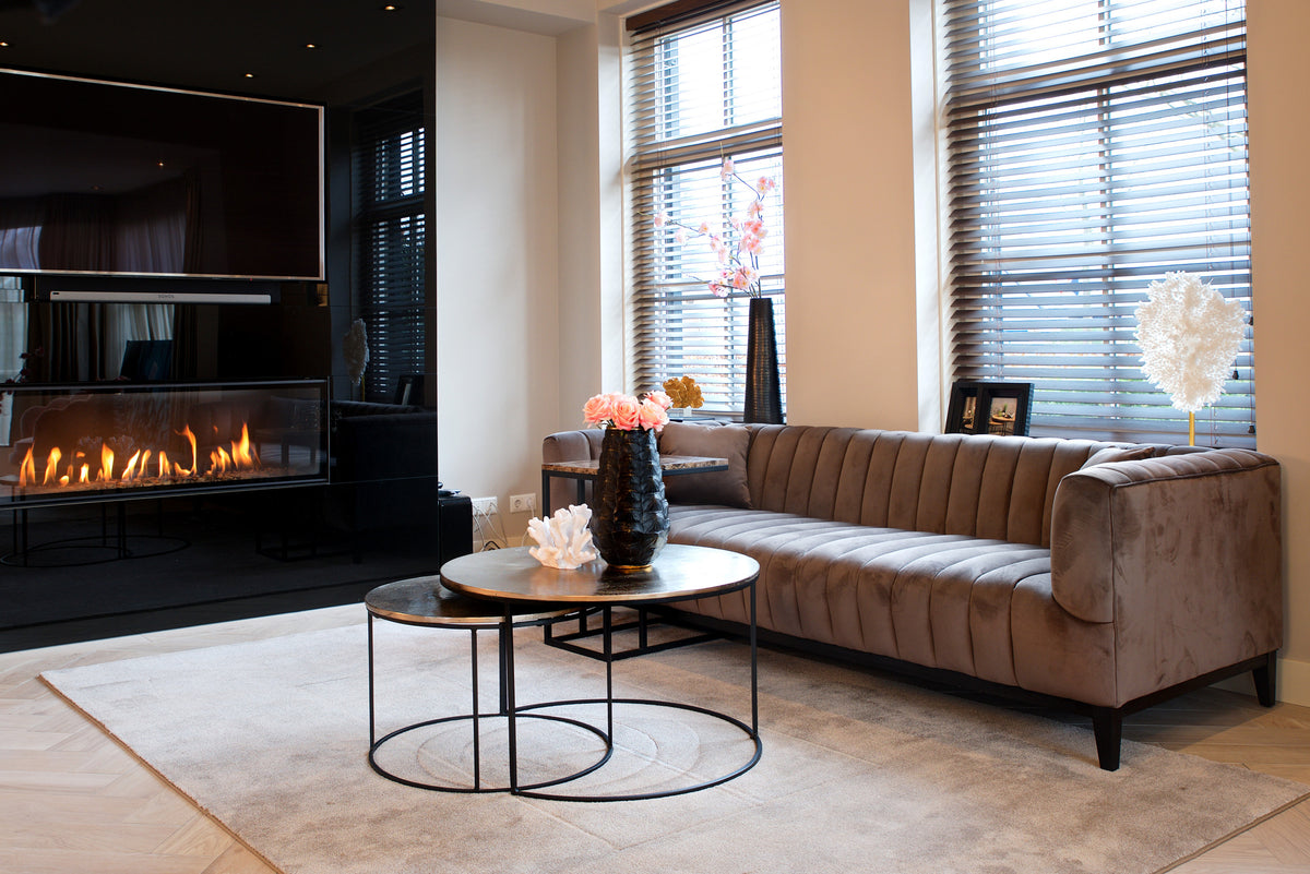 Salontafel Asher Set champagne goud aluminium, schuin vooraanzicht in een interieur