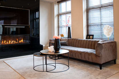 Salontafel Asher Set champagne goud aluminium, schuin vooraanzicht in een interieur