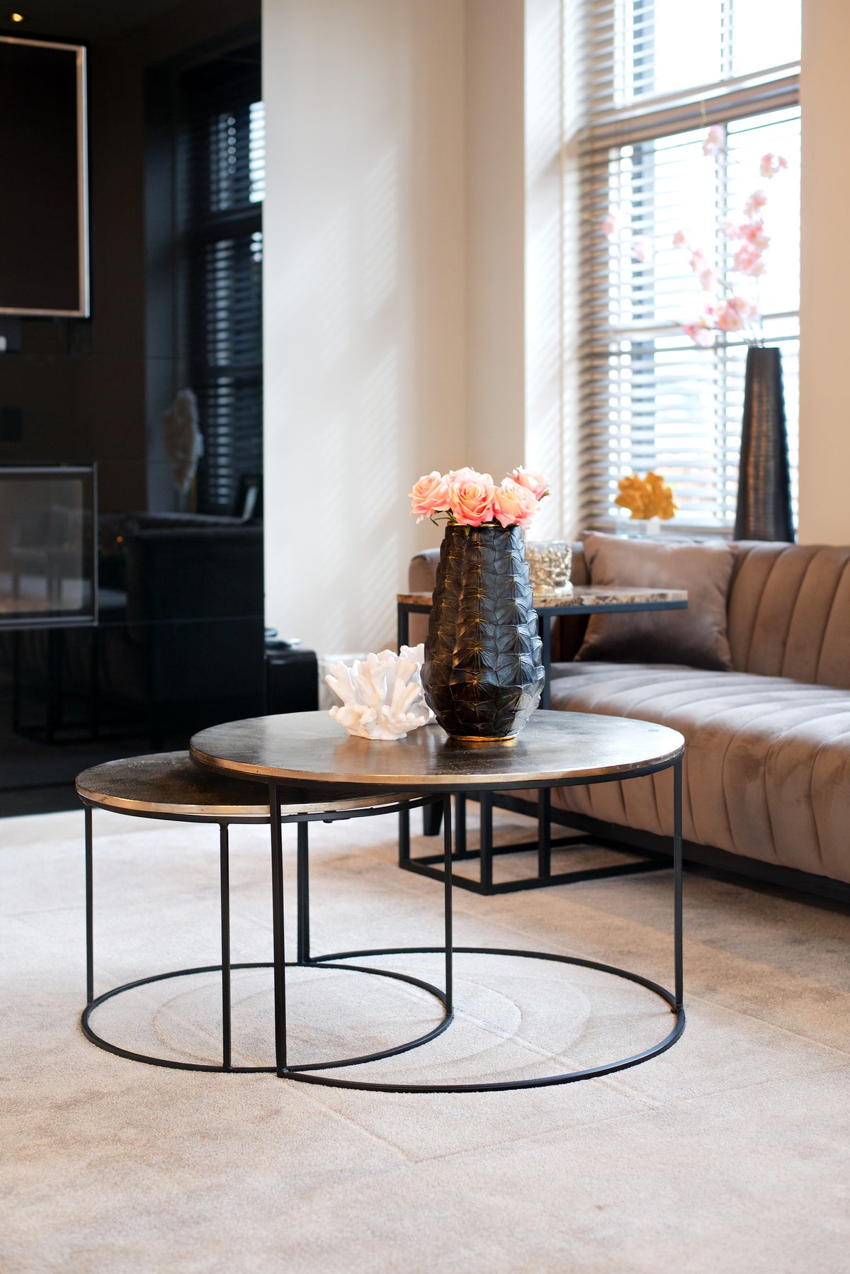 Salontafel Asher Set champagne goud aluminium, schuin vooraanzicht in een interieur