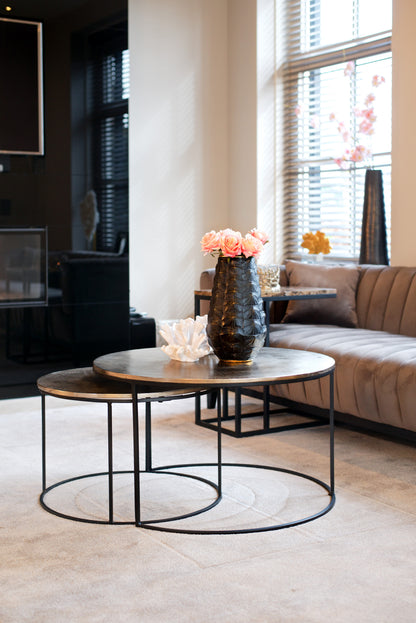 Salontafel Asher Set champagne goud aluminium, schuin vooraanzicht in een interieur