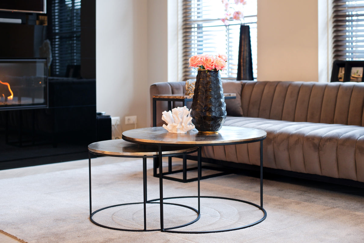Salontafel Asher Set champagne goud aluminium, schuin vooraanzicht in een interieur