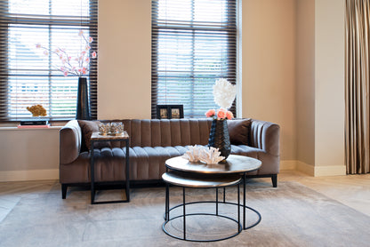 Salontafel Asher Set champagne goud aluminium, vooraanzicht in een interieur