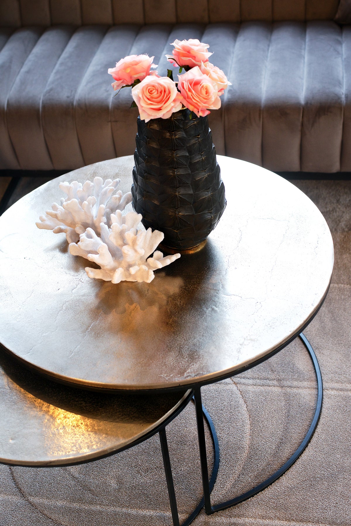 Salontafel Asher Set champagne goud aluminium, detail van het materiaal