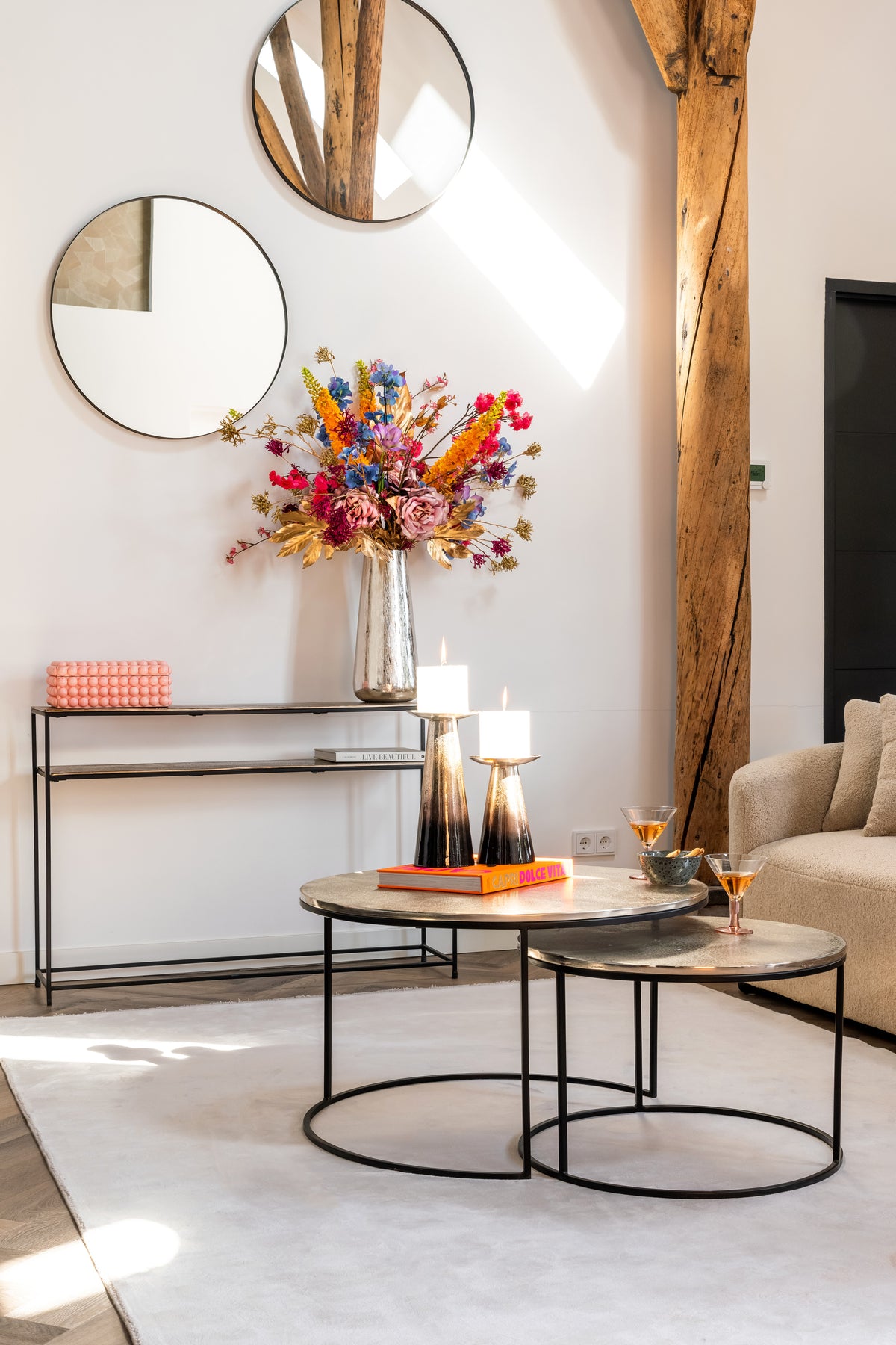 Salontafel Asher Set champagne goud aluminium in een interieur