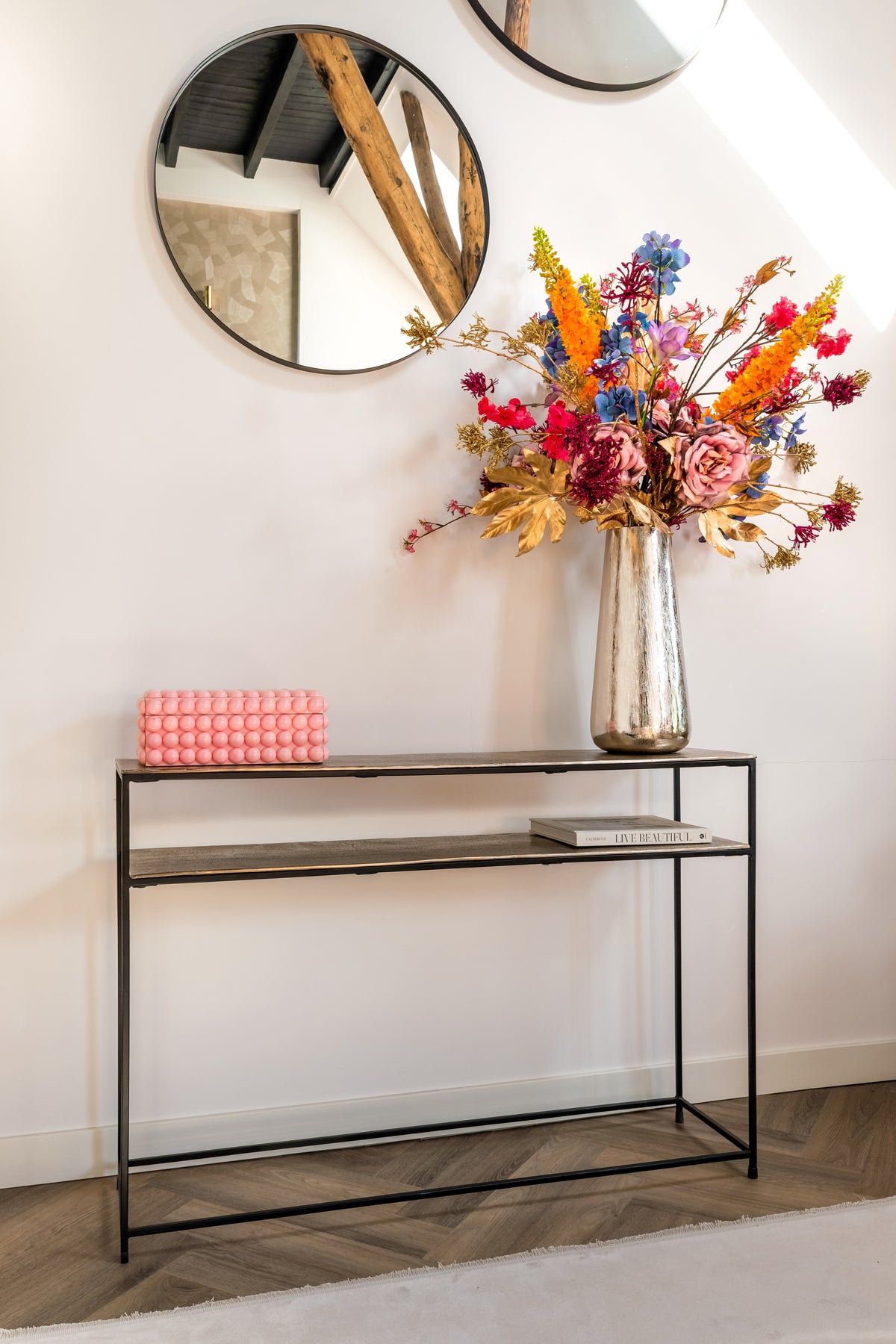 Wandtafel Chandon goud aluminium, vooraanzicht in een interieur