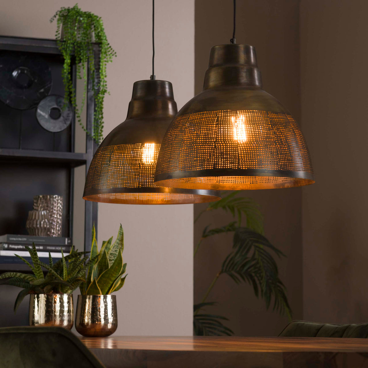 Hanglamp Screen ø38 brons metaal, vooraanzicht in een interieur