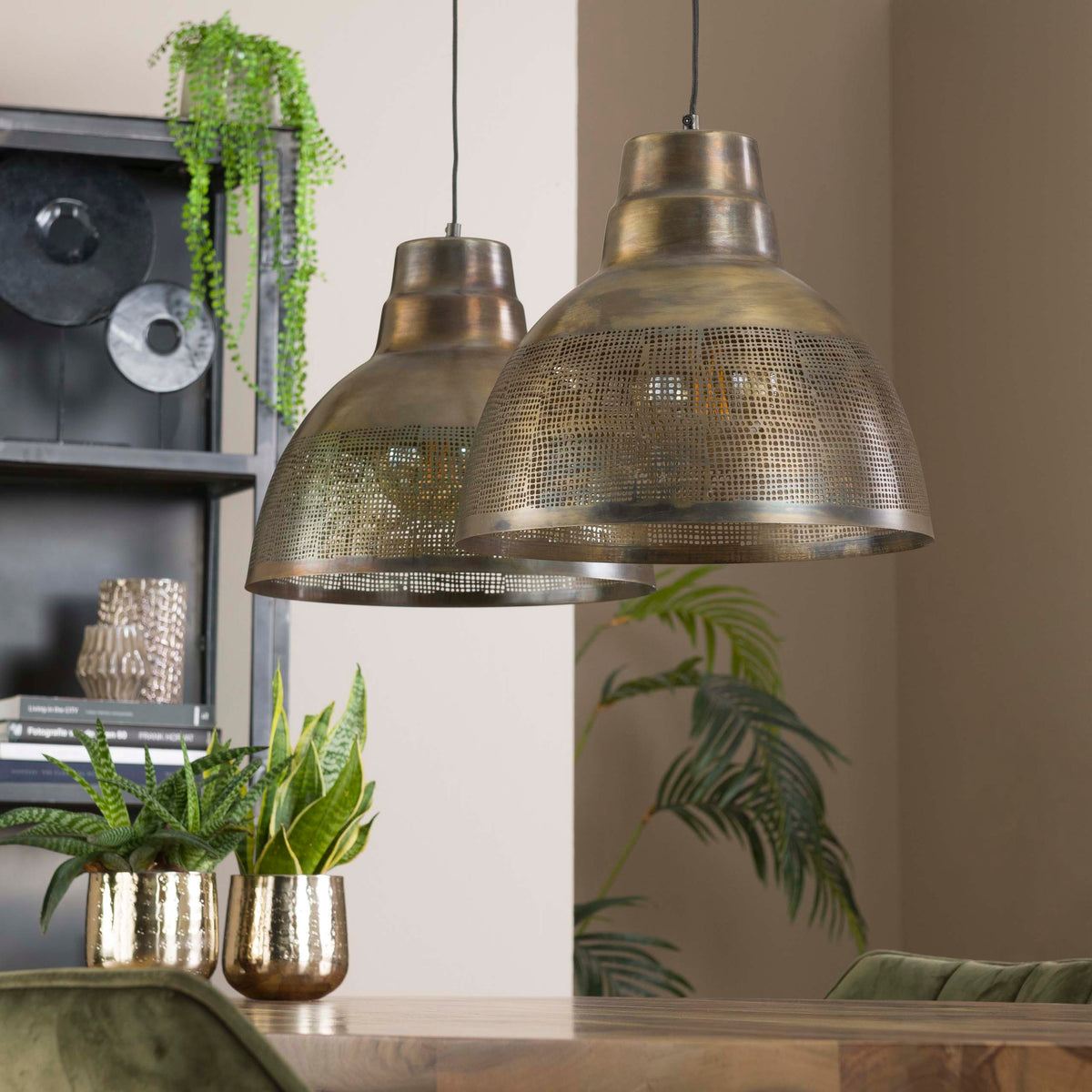 Hanglamp Screen ø38 brons metaal, vooraanzicht in een interieur