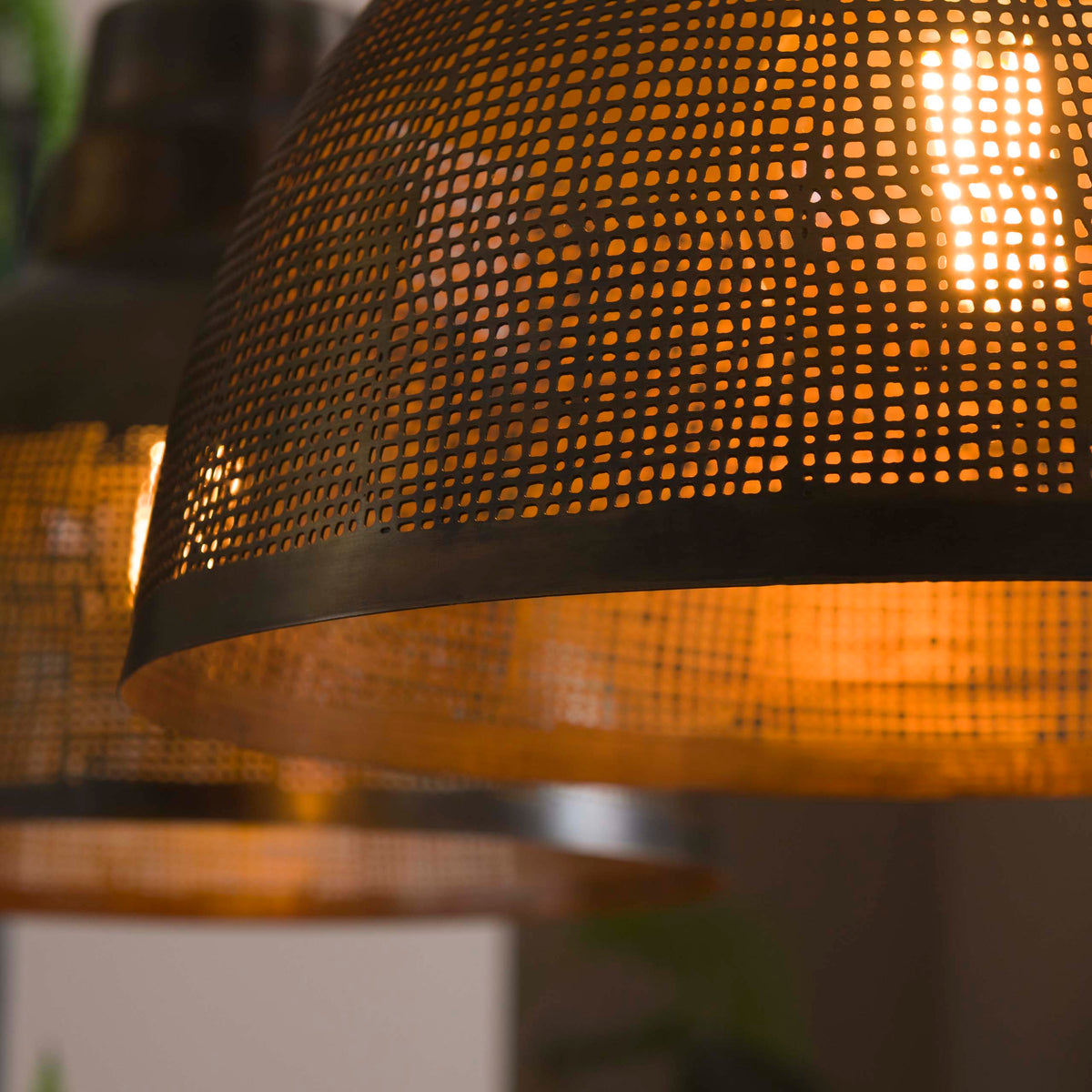 Hanglamp Screen ø38 brons metaal, detail van het materiaal