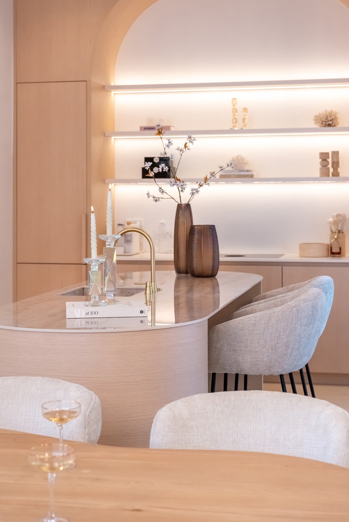 Eettafel Riva naturel eikenhout in een interieur