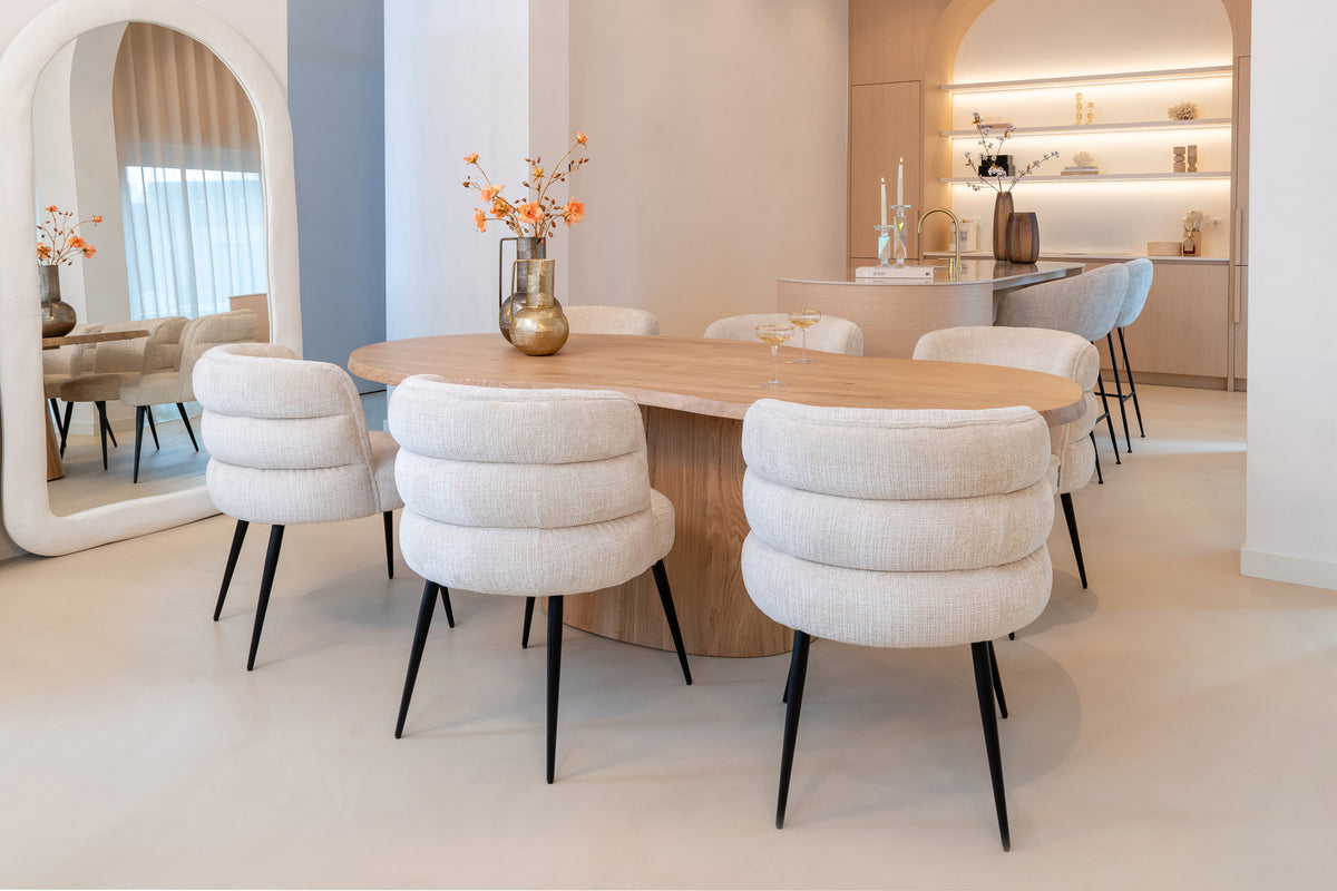 Eettafel Riva naturel eikenhout in een interieur