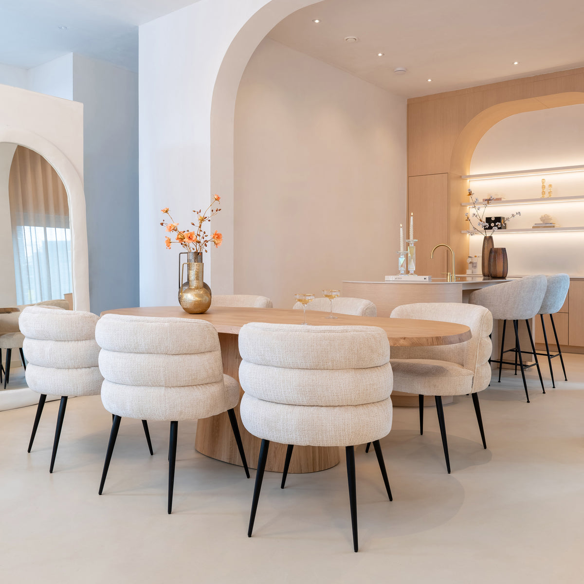Eettafel Riva naturel eikenhout in een interieur