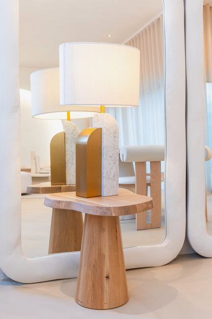 Bijzettafel Riva naturel eikenhout, schuin vooraanzicht in een interieur