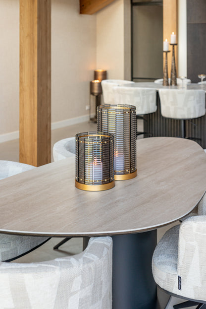 Eettafel Ritz zwart metaal, schuin vooraanzicht in een interieur