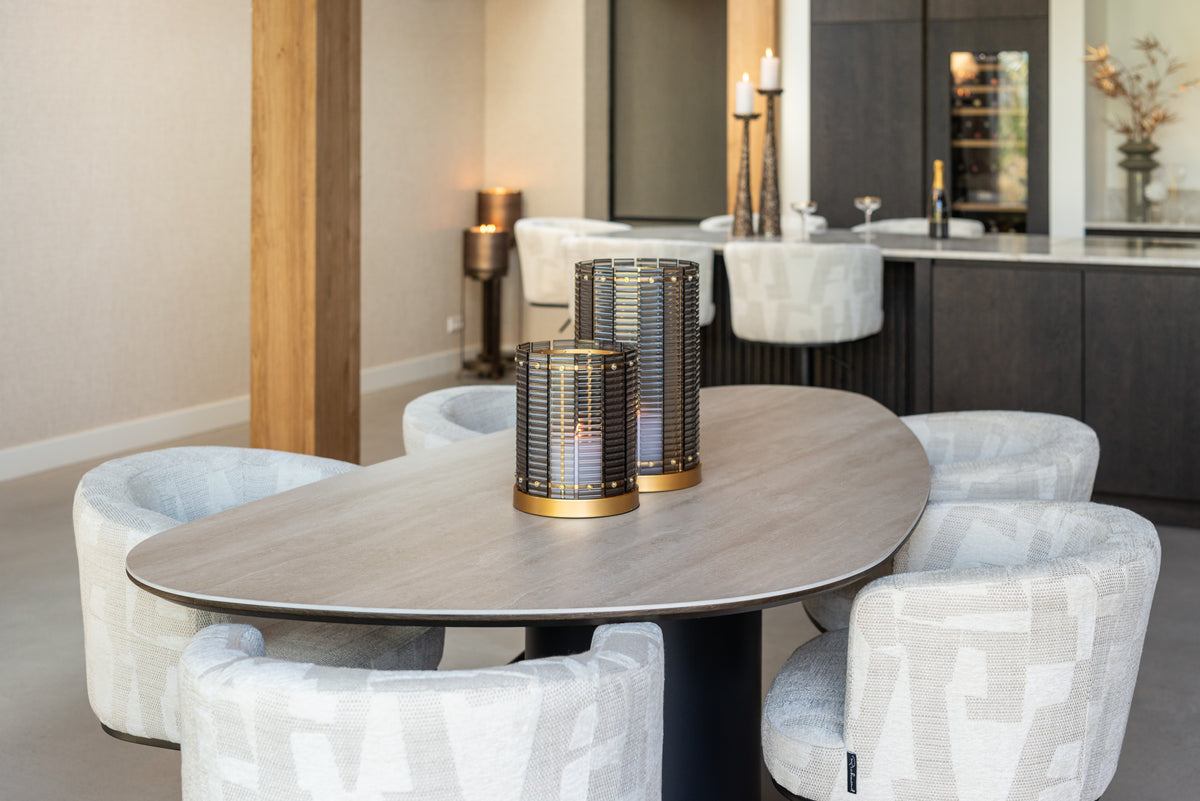 Eettafel Ritz zwart metaal in een interieur