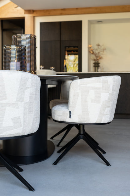 Eetkamerstoel Cheyenne beige stof, zijaanzicht in een interieur