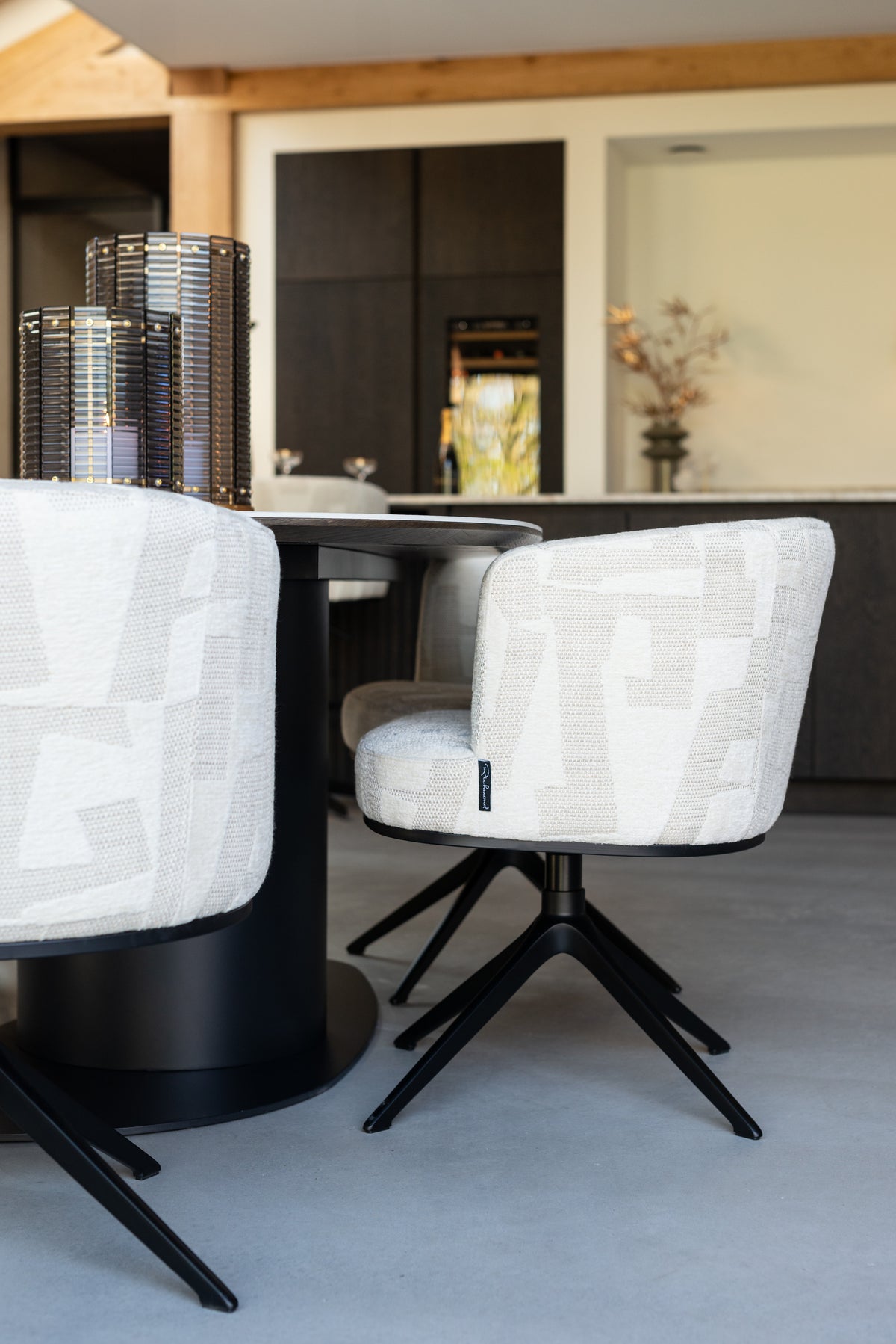 Eettafel Ritz zwart metaal in een interieur