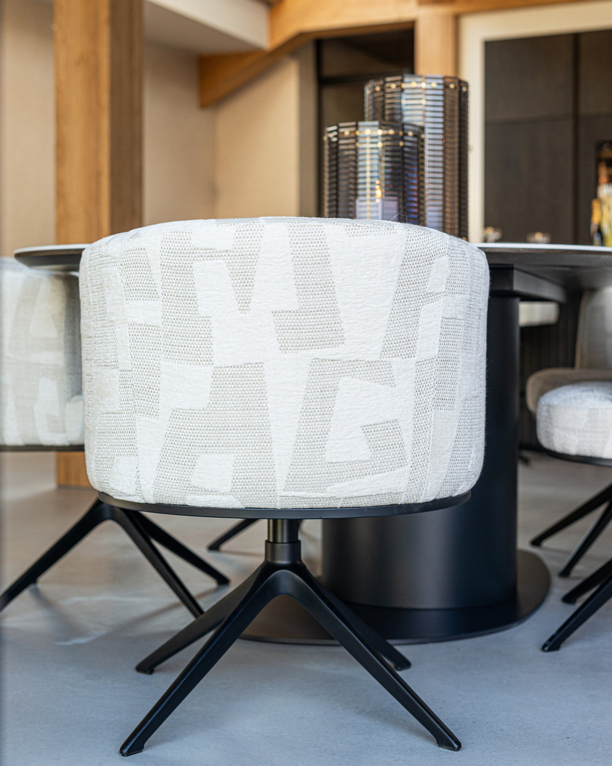 Eetkamerstoel Cheyenne beige stof, achteraanzicht in een interieur