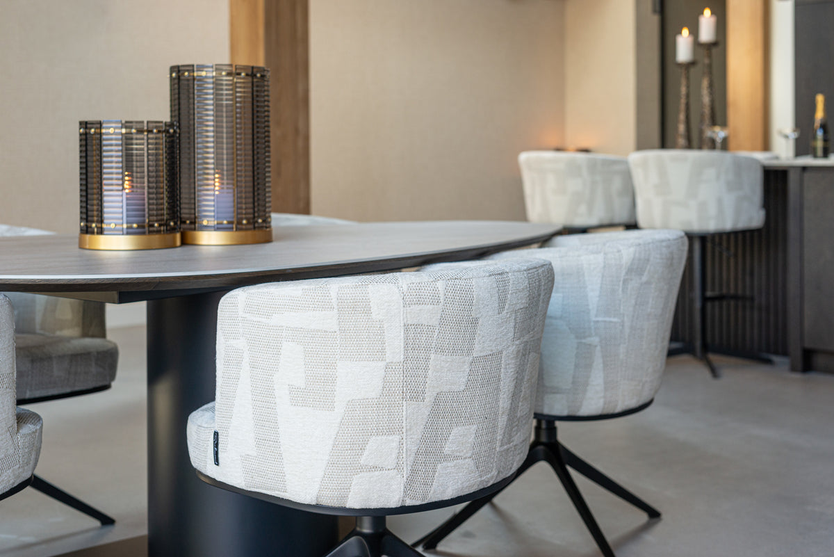Eetkamerstoel Cheyenne beige stof, schuin achteraanzicht in een interieur