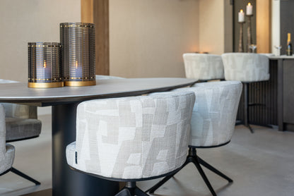 Eetkamerstoel Cheyenne beige stof, schuin achteraanzicht in een interieur